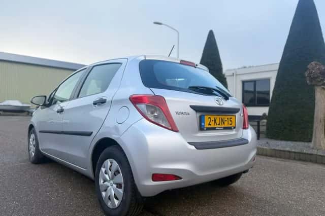 Toyota Yaris (2013) thumbnail 4