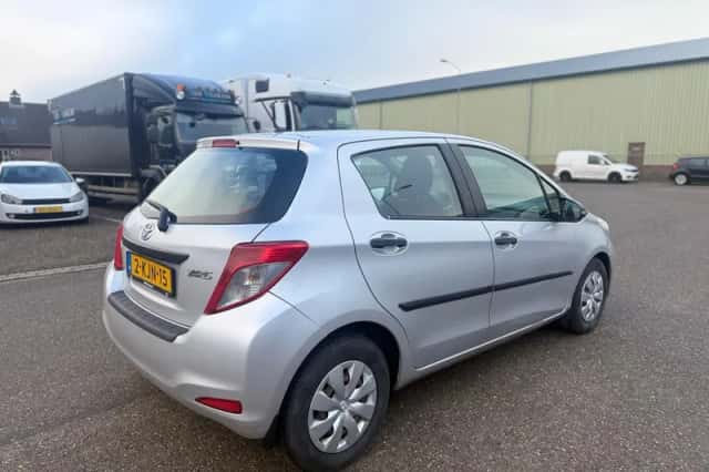 Toyota Yaris (2013) thumbnail 5