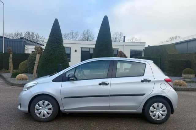 Toyota Yaris (2013) thumbnail 6