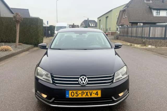 Volkswagen Passat (2011) thumbnail 2