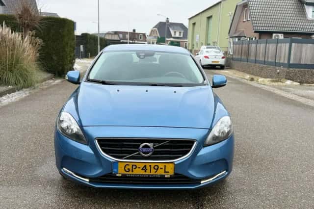 Volvo V40 (2015) thumbnail 2