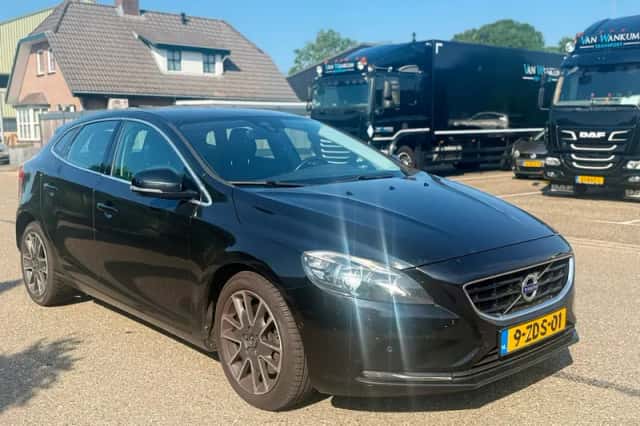 Volvo V40 (2014) thumbnail 3