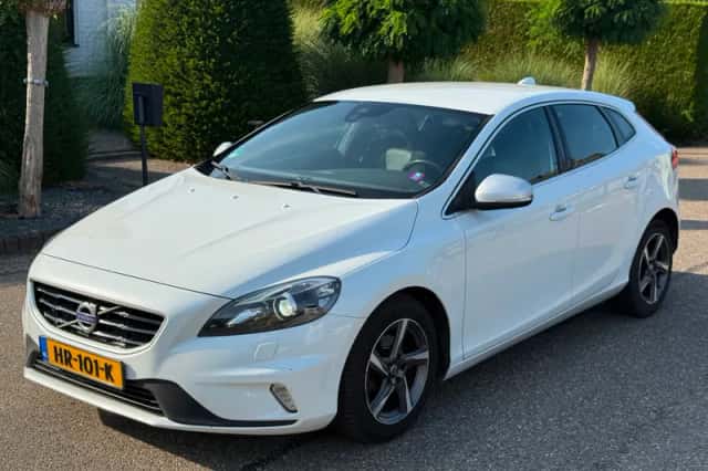 Volvo V40 (2015) thumbnail 1