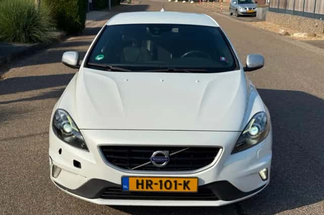 Volvo V40 (2015) thumbnail 2