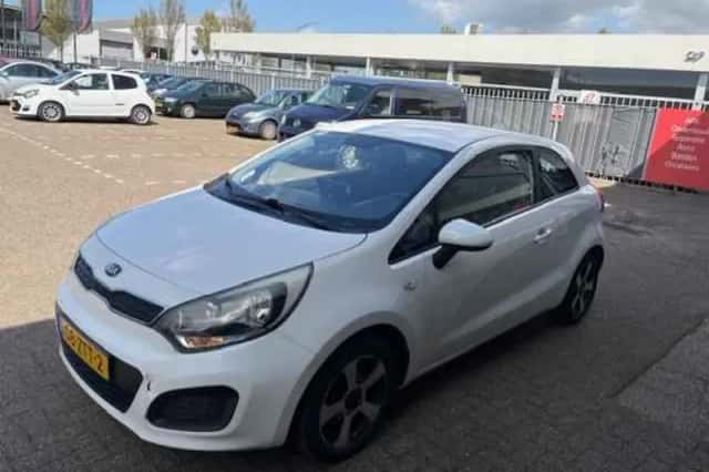 Kia Rio (2013) thumbnail 4