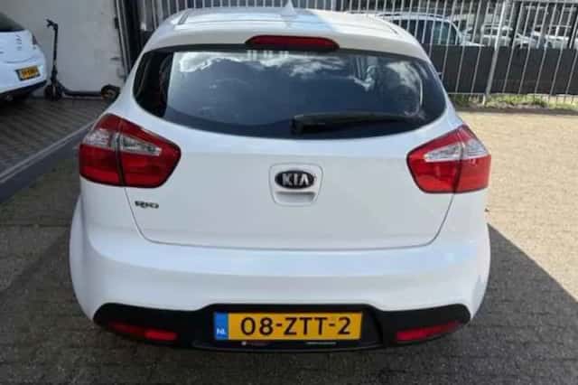 Kia Rio (2013) thumbnail 5