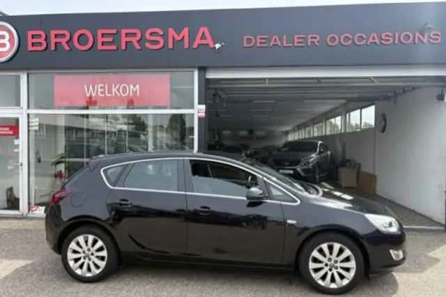 Opel Astra (2011) thumbnail 2