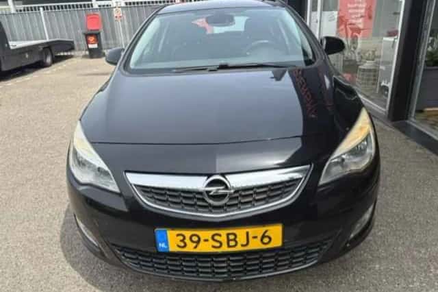 Opel Astra (2011) thumbnail 3