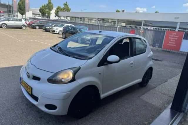 Toyota Aygo (2010) thumbnail 3