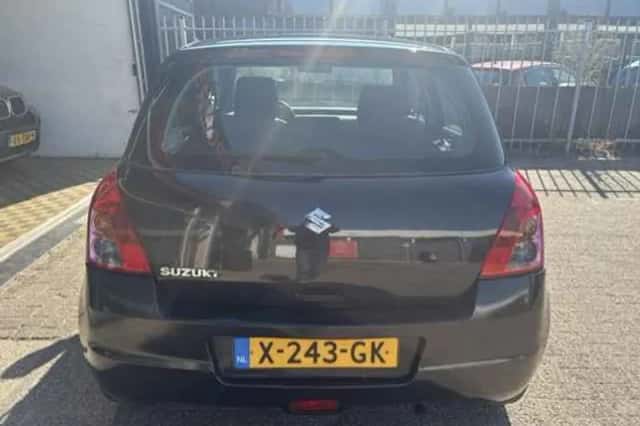 Suzuki Swift (2009) thumbnail 5