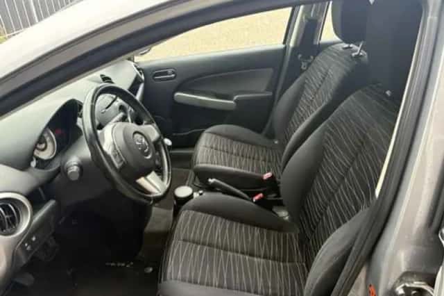 Mazda 2 (2009) thumbnail 5