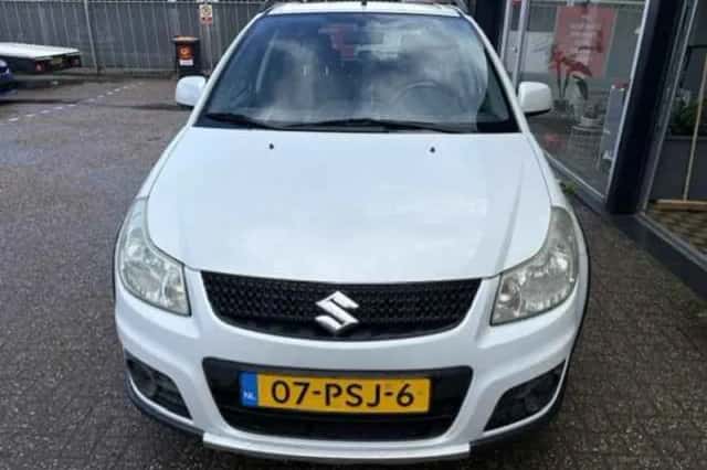 Suzuki SX4 (2011) thumbnail 3
