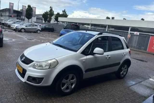 Suzuki SX4 (2011) thumbnail 4