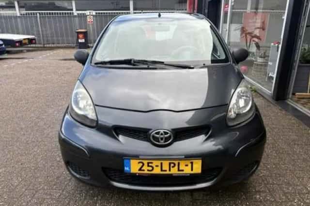 Toyota Aygo (2010) thumbnail 3