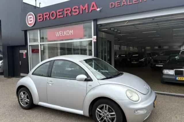 Volkswagen New Beetle (2001) thumbnail 2
