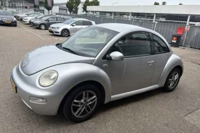 Volkswagen New Beetle (2001) thumbnail 4