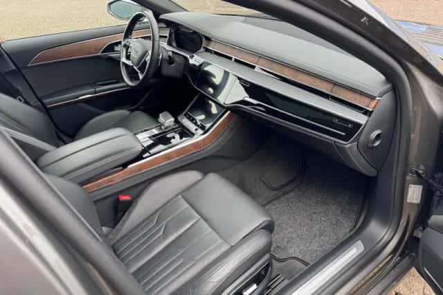 Audi A8 (2021) thumbnail 2