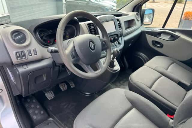 Renault Trafic (2015) thumbnail 2