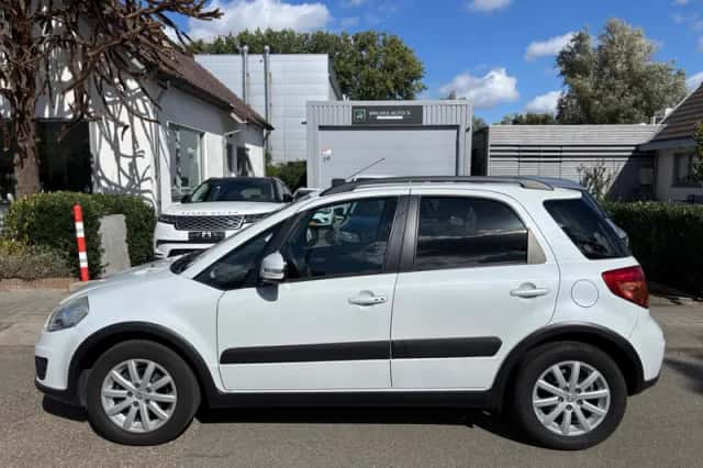 Suzuki SX4 (2013) thumbnail 1