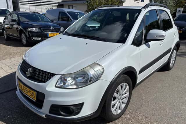 Suzuki SX4 (2013) thumbnail 2