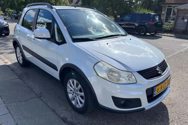 Suzuki SX4 (2013) thumbnail 4