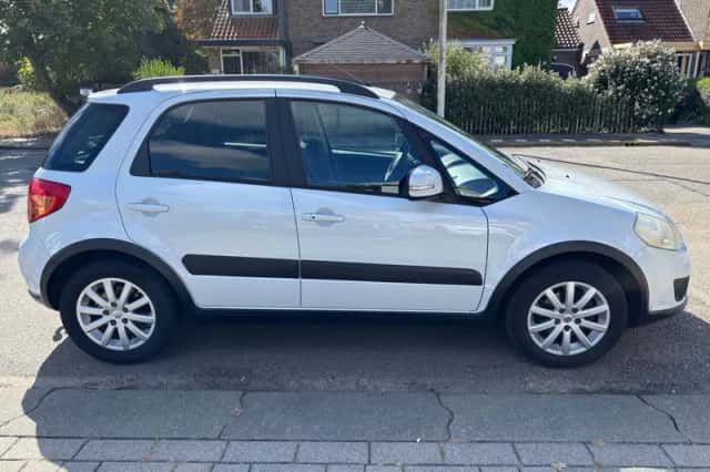 Suzuki SX4 (2013) thumbnail 5