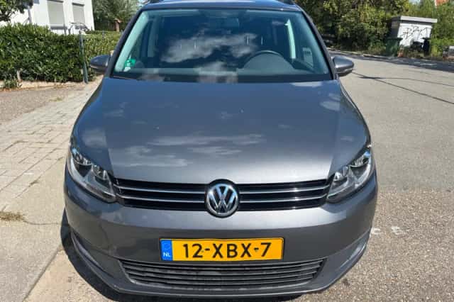 Volkswagen Touran (2012) thumbnail 2
