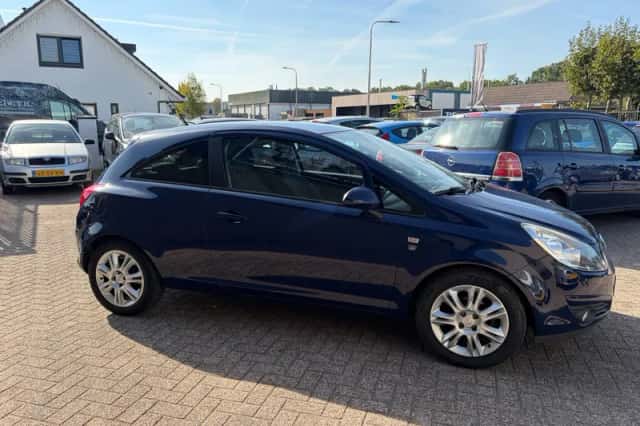 Opel Corsa (2010) thumbnail 4