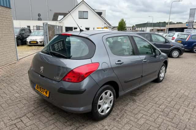 Peugeot 308 (2010) thumbnail 3