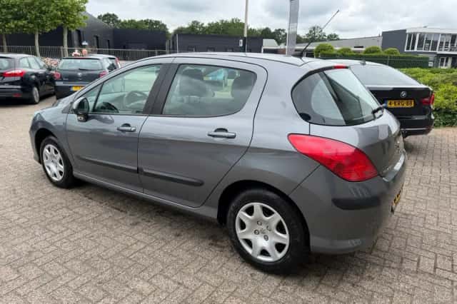 Peugeot 308 (2010) thumbnail 5