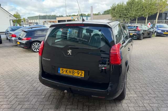 Peugeot 5008 (2013) thumbnail 4