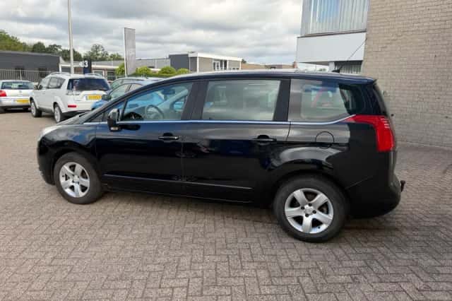 Peugeot 5008 (2013) thumbnail 5