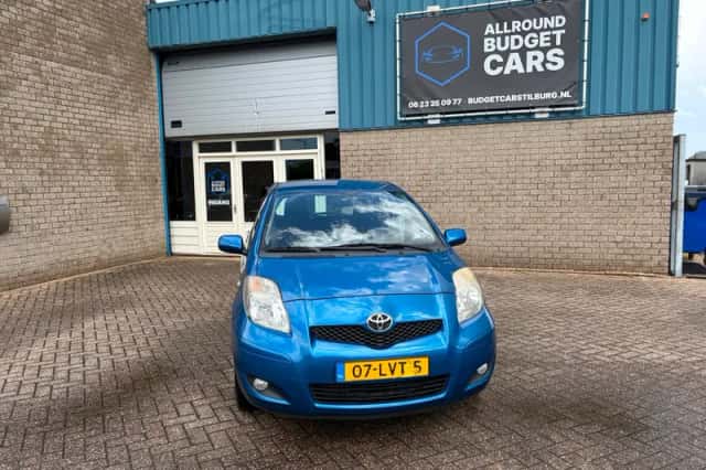 Toyota Yaris (2010) thumbnail 2