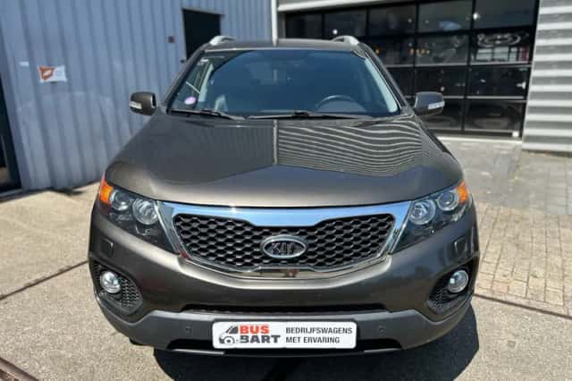 Kia Sorento (2010) thumbnail 2