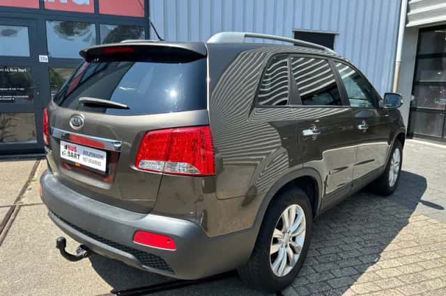Kia Sorento (2010) thumbnail 4