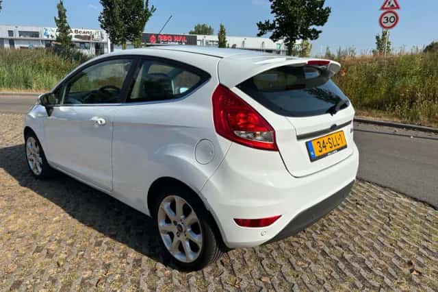 Ford Fiesta (2011) thumbnail 3