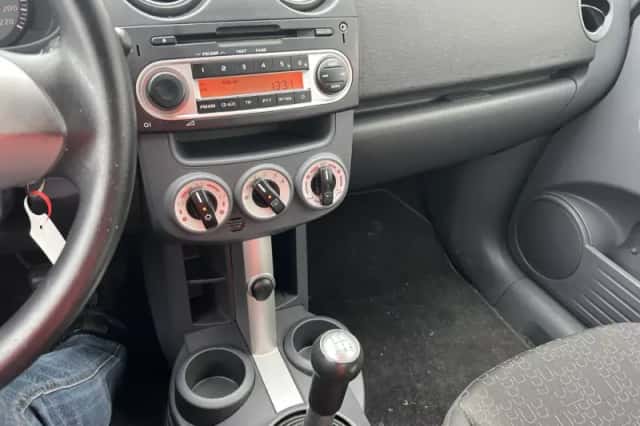 Mitsubishi Colt (2012) thumbnail 3