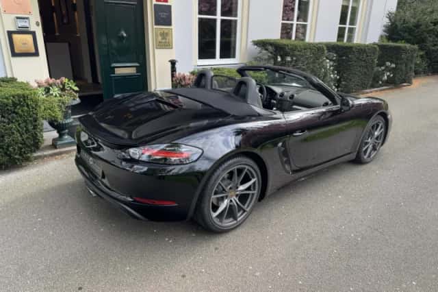 Porsche Boxster (2016) thumbnail 3