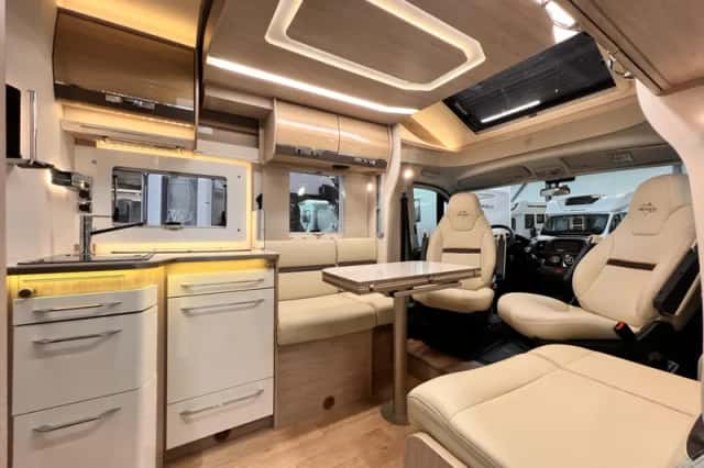 Rapido 696 F (2019) thumbnail 3