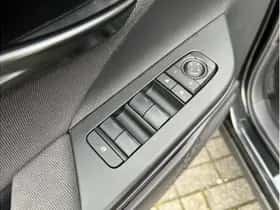 Toyota C-HR (2024) thumbnail 8