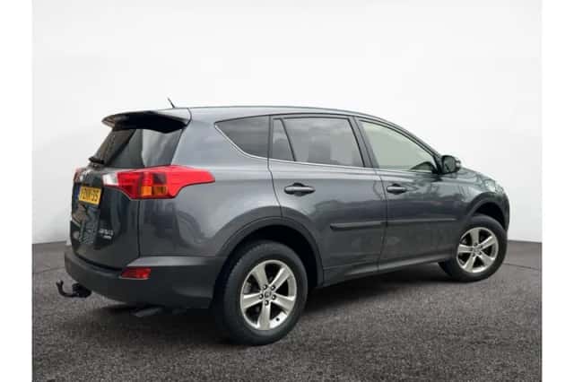 Toyota RAV4 (2015) thumbnail 2