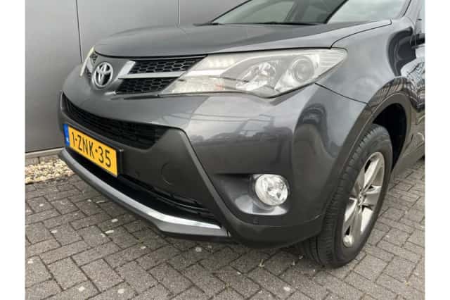 Toyota RAV4 (2015) thumbnail 4