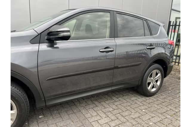 Toyota RAV4 (2015) thumbnail 6