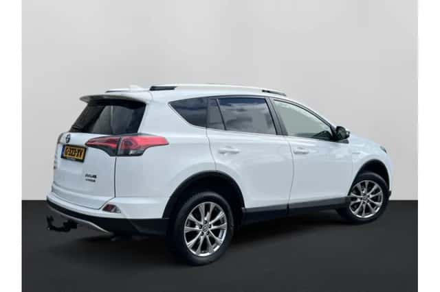Toyota RAV4 (2016) thumbnail 2