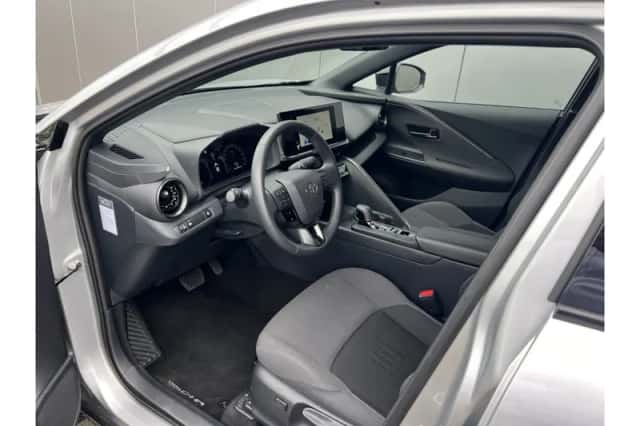 Toyota C-HR (2025) thumbnail 6