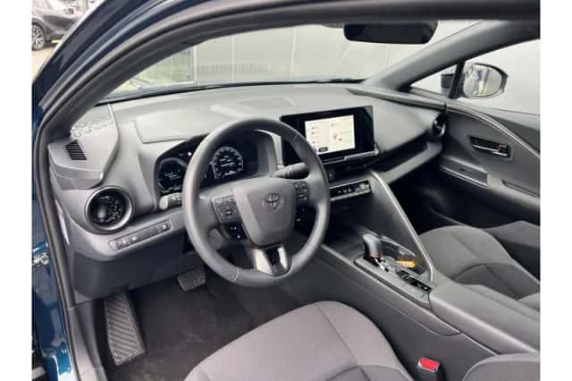 Toyota C-HR (2025) thumbnail 6