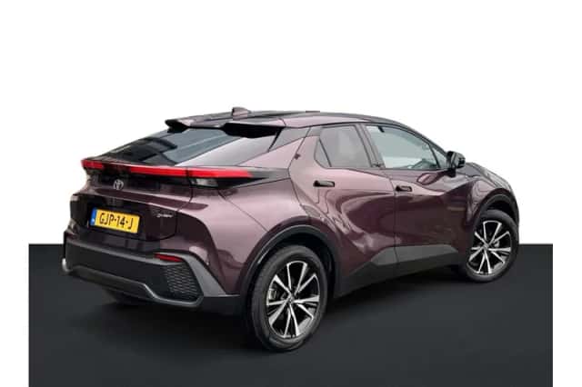 Toyota C-HR (2024) thumbnail 2