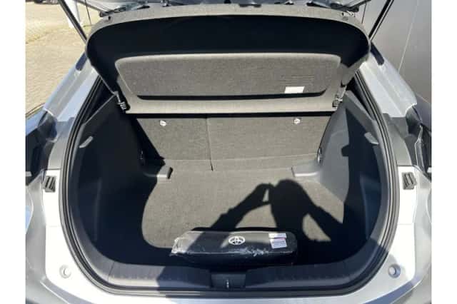 Toyota C-HR (2025) thumbnail 4