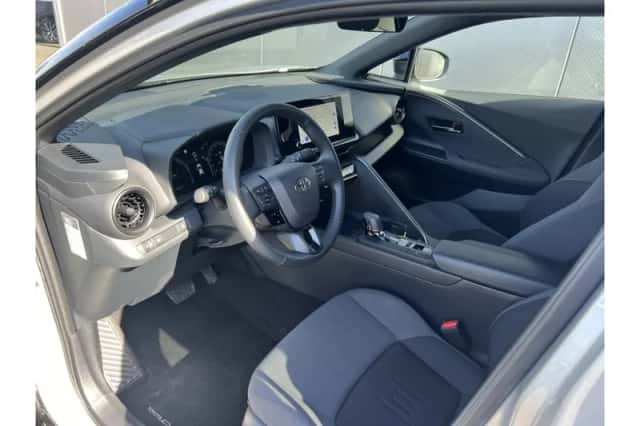 Toyota C-HR (2025) thumbnail 6