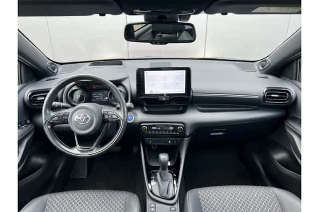 Toyota Yaris (2023) thumbnail 3